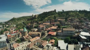 Tbilisi şehir merkezi drone uçuş 4k şehir kale kilise aşağı şehir ve eski şehir Nehri Gürcü Güzellik
