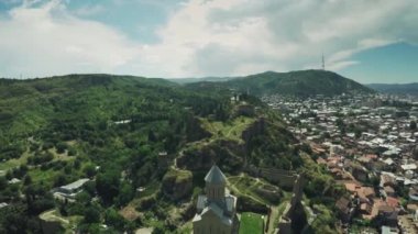Tbilisi kale kilise Kafkas Dağları Nehri Gürcü güzellik doğa Gürcistan hayvanlar waterwall dron 4k