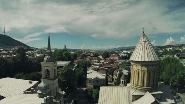 Castillo de Tiflis iglesia Montañas del Cáucaso río Belleza georgiana naturaleza georgia animales waterwall drone 4k — Vídeo de stock