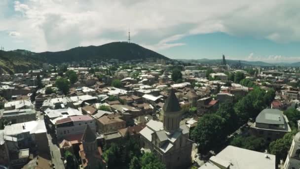 Tbilisi centro de la ciudad drone vuelo 4k Ciudad castillo iglesia abajo de la ciudad y la ciudad vieja río belleza georgiana — Vídeo de stock