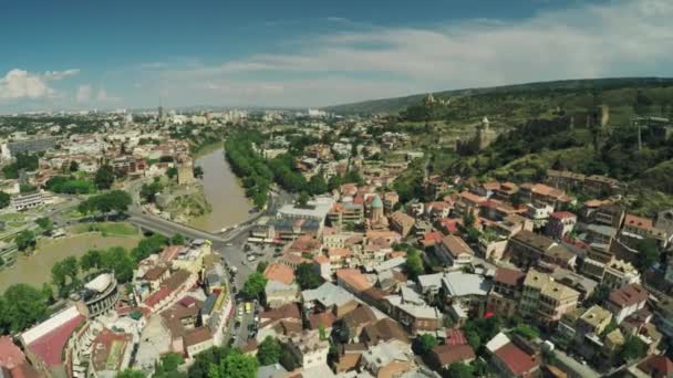 Tbilisi şehir merkezi drone uçuş 4k şehir kale kilise aşağı şehir ve eski şehir Nehri Gürcü Güzellik — Stok video