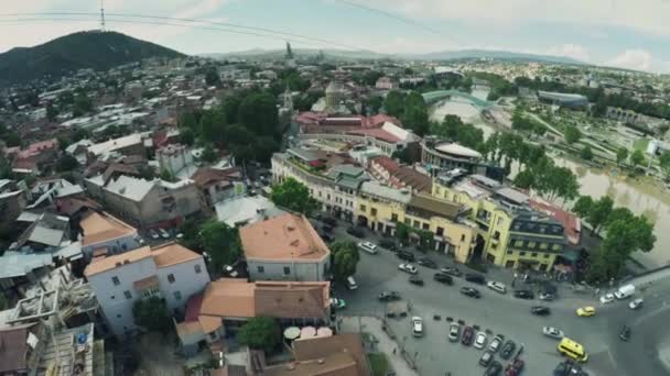 Tbilisi centro città drone volo 4k Città castello chiesa verso il basso città e la città vecchia fiume georgiano bellezza — Video Stock