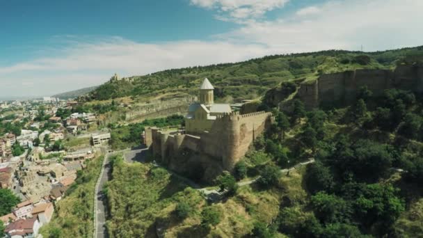 Tiflis Burg Kirche Kaukasus Berge Fluss georgische Schönheit Natur georgien Tiere Wasserwand Drohne 4k — Stockvideo