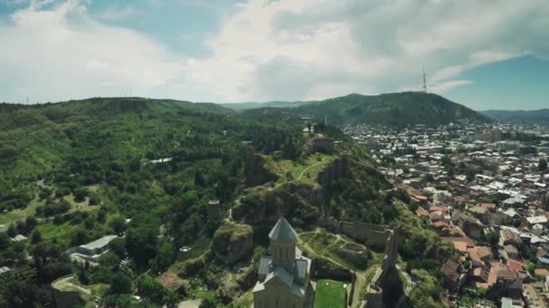 Tbilisi Kasteel Kerk Caucasus mountains rivier Georgische schoonheid natuur Georgië dieren waterwall drone 4k — Stockvideo