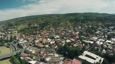 Tbilisi şehir merkezi drone uçuş 4k şehir kale kilise aşağı şehir ve eski şehir Nehri Gürcü Güzellik