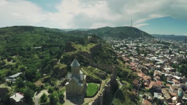 Tbilisi kale kilise Kafkas Dağları Nehri Gürcü güzellik doğa Gürcistan hayvanlar waterwall dron 4k — Stok video