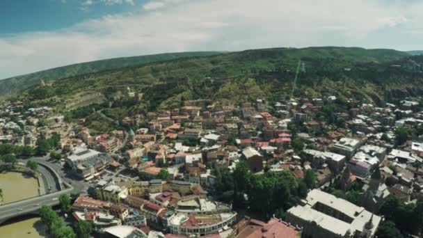 Tbilisi stad centrum drone vlucht 4k kasteel stadskerk stad en de oude stad rivier Georgische schoonheid — Stockvideo