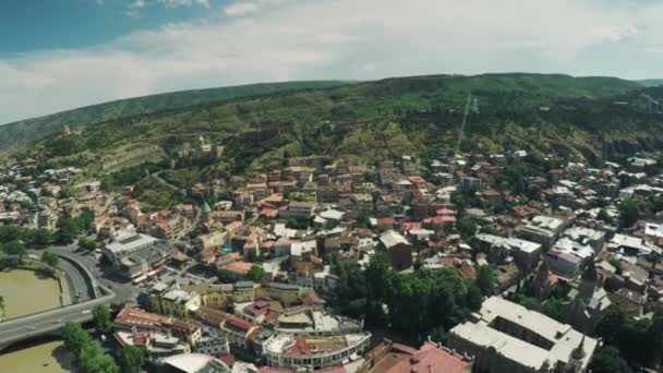 Tbilisi centro de la ciudad drone vuelo 4k Ciudad castillo iglesia abajo de la ciudad y la ciudad vieja río belleza georgiana — Vídeo de stock