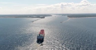 Tanker açık deniz, okyanus, büyük ticaret gemisi gemi cruise drone uçuş 4k