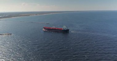 Tanker açık deniz, okyanus, büyük ticaret gemisi gemi cruise drone uçuş 4k