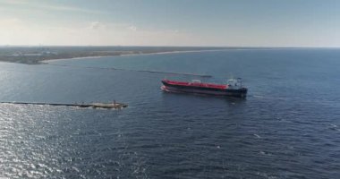 Tanker açık deniz, okyanus, büyük ticaret gemisi gemi cruise drone uçuş 4k