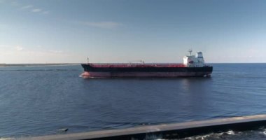 Tanker açık deniz, okyanus, büyük ticaret gemisi gemi cruise drone uçuş 4k