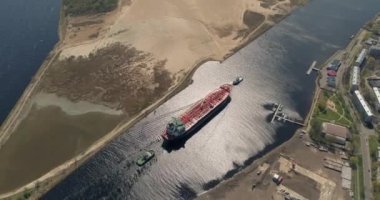 Tanker tow, okyanus, büyük tüccar ile nehirde gemi gemi cruise drone uçuş 4k