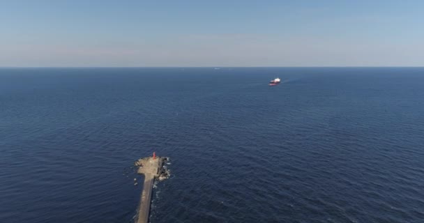 Tank in open zee, Oceaan, groot koopvaardijschip vaartuig cruise drone vlucht 4k — Stockvideo
