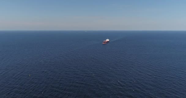 Танкер у відкритому морі, океані, велике торгове судно круїзний безпілотник політ 4k — стокове відео