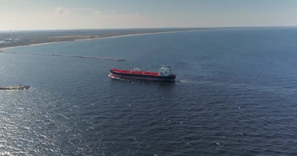 油轮在公海、海洋、大商船船船巡航无人机飞行4k — 图库视频影像