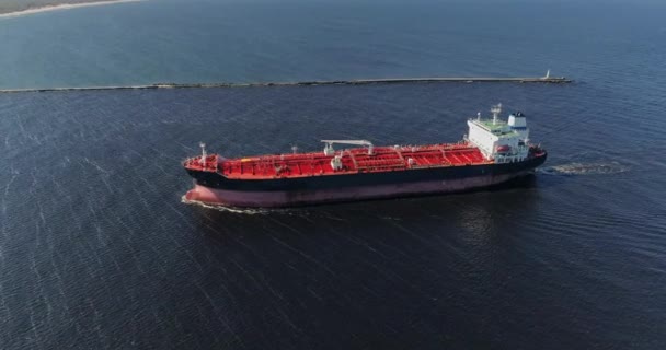 油轮在公海、海洋、大商船船船巡航无人机飞行4k — 图库视频影像