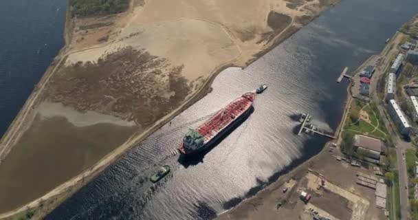 Tanker tow, okyanus, büyük tüccar ile nehirde gemi gemi cruise drone uçuş 4k — Stok video