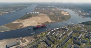 Tanker tow, okyanus, büyük tüccar ile nehirde gemi gemi cruise drone uçuş 4k