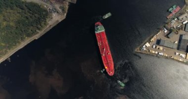 Tanker tow, okyanus, büyük tüccar ile nehirde gemi gemi cruise drone uçuş 4k