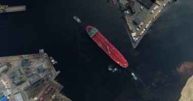 Tanker tow, okyanus, büyük tüccar ile nehirde gemi gemi cruise drone uçuş 4k