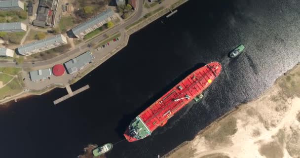 油轮在河里与拖车, 海洋, 大商船船巡航无人机飞行4k — 图库视频影像