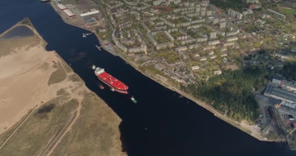 Citerne dans la rivière avec remorquage, océan, grand navire marchand bateau croisière drone vol 4k — Video