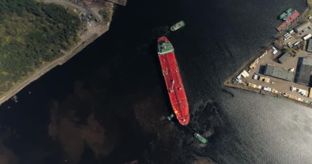 Tanque no rio com reboque, oceano, grande navio mercante cruzeiro drone voo 4k — Vídeo de Stock