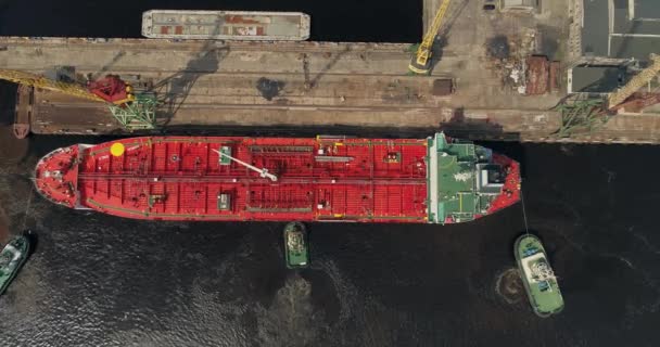 Tanque no rio com reboque, oceano, grande navio mercante cruzeiro drone voo 4k — Vídeo de Stock