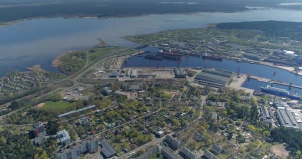 Daugava río riga ciudad Astillero drone buque de vuelo petrolero y buques marinos — Vídeo de stock
