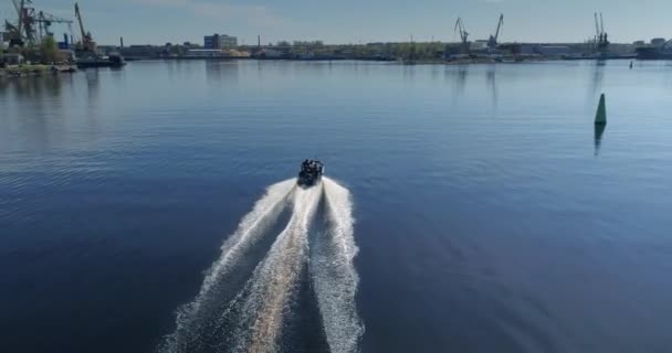 Vissersboot op de rivier visser drone vlucht 4k — Stockvideo