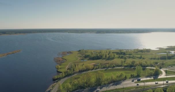 Campo de golfe voo drone 4k, lago, paisagem ponte, verão, acima, estilo de vida, bonito — Vídeo de Stock