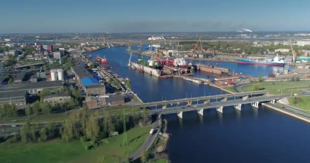 Astillero drone timelapse buque cisterna y buques marinos — Vídeos de Stock