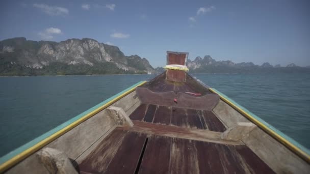 Boat ride , tropical Thai jungle lake Cheo lan, woodrn mountains nature, national park ship yacht rocks — Stock Video