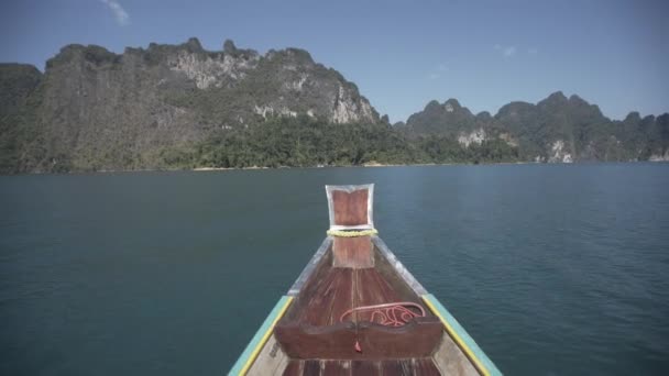 Paseo en barco, tropical tailandés selva lago Cheo lan, bosques montañas naturaleza, parque nacional barco yate rocas — Vídeo de stock