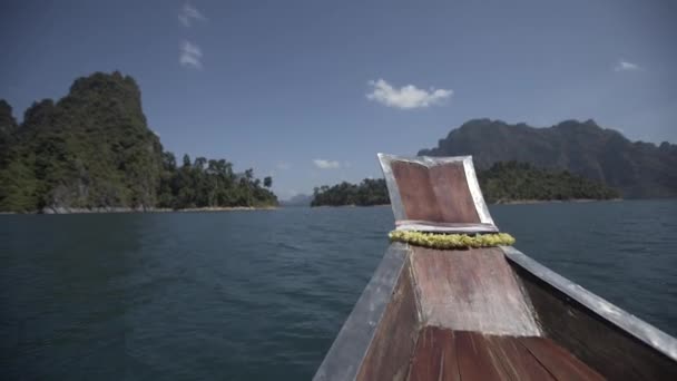 Boat ride , tropical Thai jungle lake Cheo lan, woodrn mountains nature, national park ship yacht rocks — Stock Video