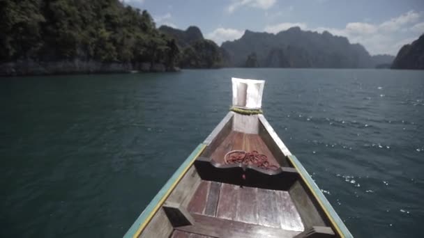 Paseo en barco, tropical tailandés selva lago Cheo lan, bosques montañas naturaleza, parque nacional barco yate rocas — Vídeo de stock