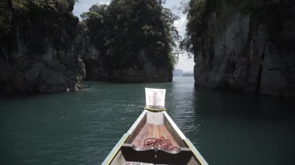 Paseo en barco, tropical tailandés selva lago Cheo lan, bosques montañas naturaleza, parque nacional barco yate rocas — Vídeo de stock