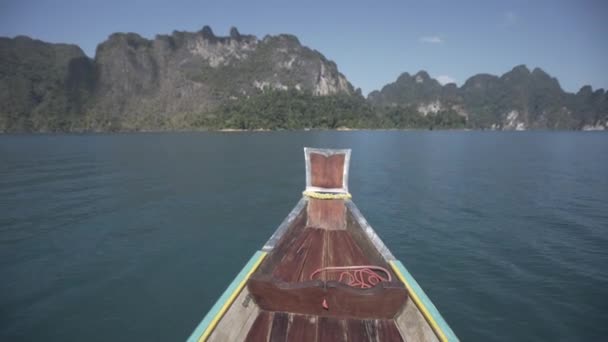 Bootsfahrt, tropischer thailändischer Dschungel-See cheo lan, bewaldete Berge Natur, Schiffsfelsen im Nationalpark — Stockvideo