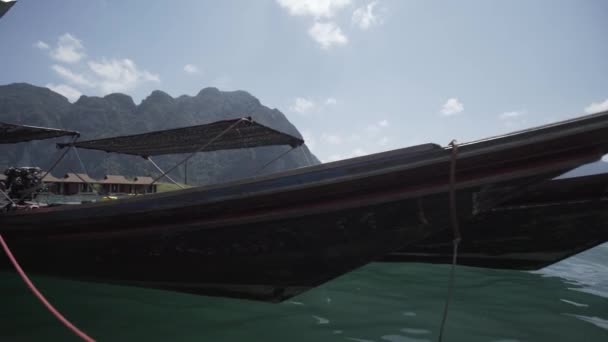 Passeio de barco, tropical tailandês selva lago Cheo lan, woodrn montanhas natureza, parque nacional navio iate rochas — Vídeo de Stock