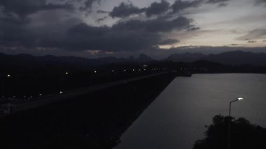 Timelapse, tropikal Tay Orman Gölü Cheo lan, ada, vahşi dağlar doğa Milli Parkı gemi yat kayalar