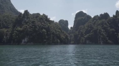 Timelapse, tropikal Tay Orman Gölü Cheo lan, ada, vahşi dağlar doğa Milli Parkı gemi yat kayalar
