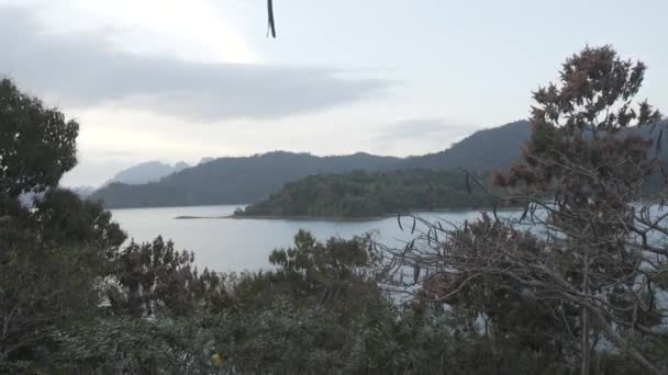 Timelapse, Tropical Thai jungle lake Cheo lan, island, wild mountains nature national park ship yacht rocks — Stock Video