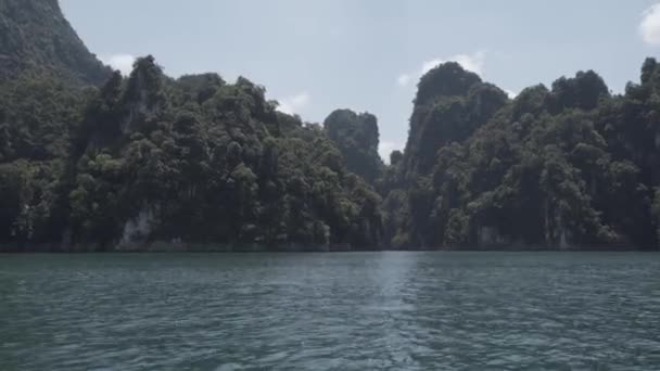 Timelapse, Tropical Thai selva lago Cheo lan, ilha, montanhas selvagens natureza parque nacional navio iate rochas — Vídeo de Stock