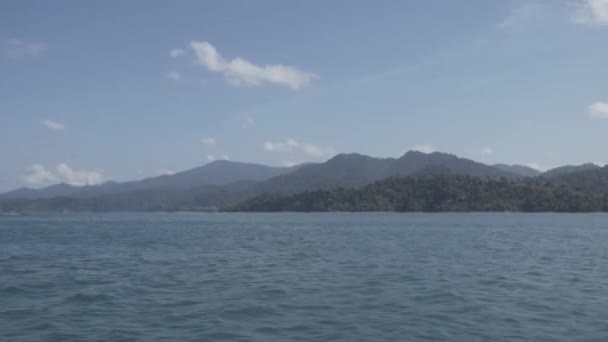 Timelapse, тропічні джунглі Таїланду озеро Cheo lan, острів, дикі гори природі національного парку корабель яхт гірські породи — стокове відео
