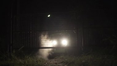 SUV orman gece jeep ride ve aydınlatma eylem çit