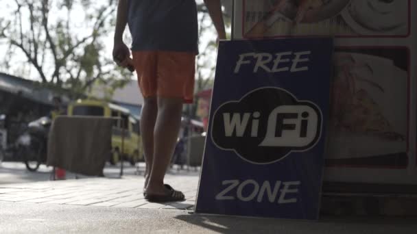 Gratis wi-fi cartel calle asiático pueblos coches bicicletas signo, símbolo — Vídeos de Stock