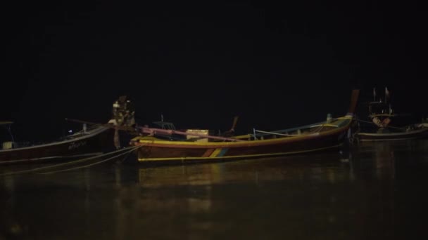 Timelapse houten vissersboten, tropische Thaise jungle aard, Phuket schip jacht passagier exotische — Stockvideo
