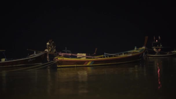 Barcos de madera de pesca, selva tropical tailandesa naturaleza, Phuket barco yate pasajero exótico — Vídeos de Stock