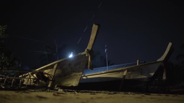 Perahu kayu pemancing timelapse, hutan tropis Thailand, kapal pesiar penumpang eksotis — Stok Video